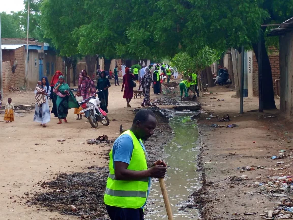 Agent CHADIA en gilet au curage d'un canal de drainage