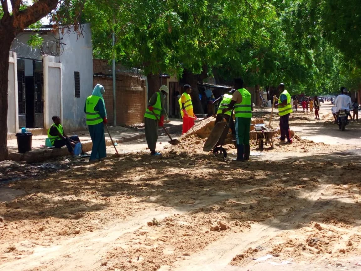 Chantier communautaire HIMO à l'ombre des arbres, 1er arrondissement de N'Djaména
